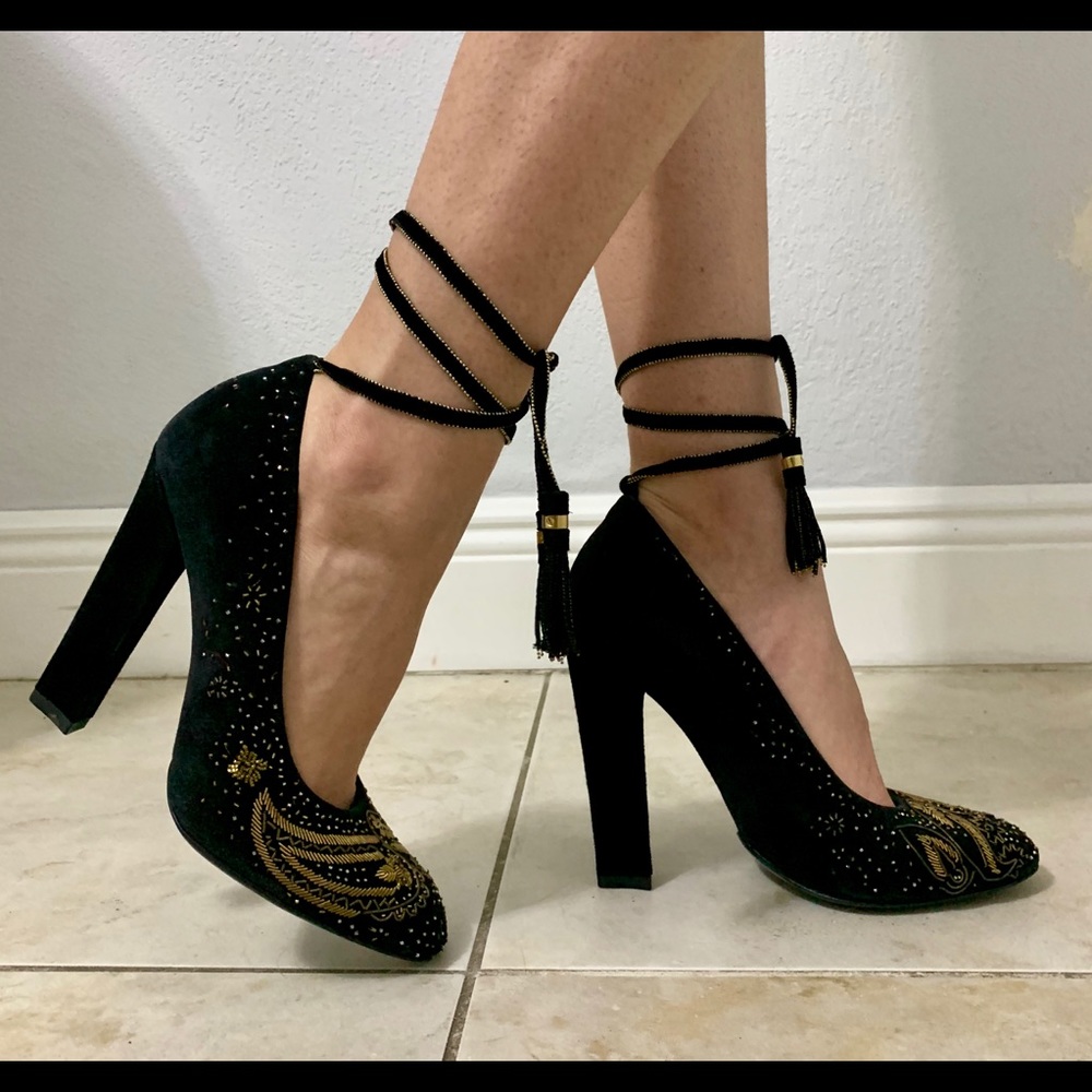 SALVATORE FERRAGAMO LACE UP PUMPS 🖤